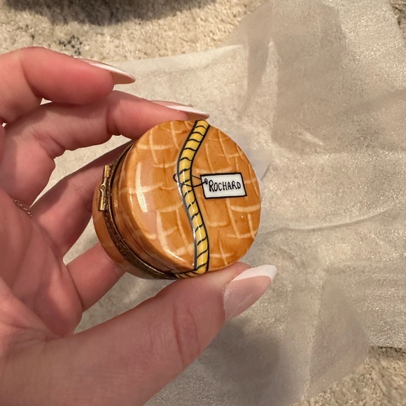 Rochard Limoges Porcelain Trinket Box with Hat - Picture 5 of 5